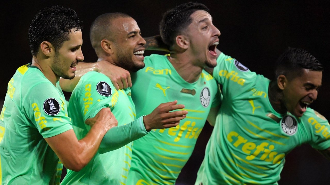 Jogadores do Palmeiras comemorando a vitória (foto: Raul ARBOLEDA / AFP)