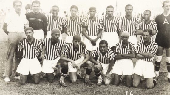 Time campeão brasileiro de 1937 pelo Atlético (foto: Centro Atleticano de Memória)