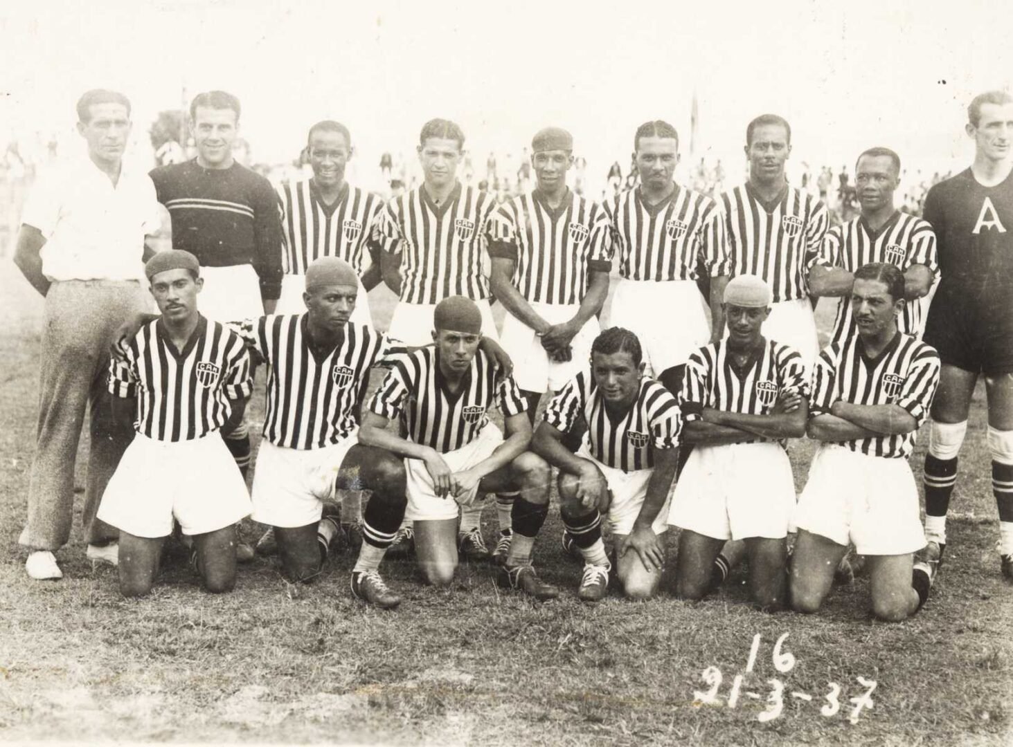 Time campeão brasileiro de 1937 pelo Atlético (foto: Centro Atleticano de Memória)