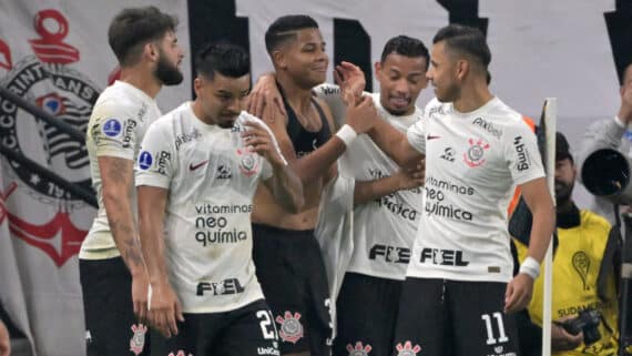 Jogadores do Corinthians comemorando (foto: NELSON ALMEIDA / AF)