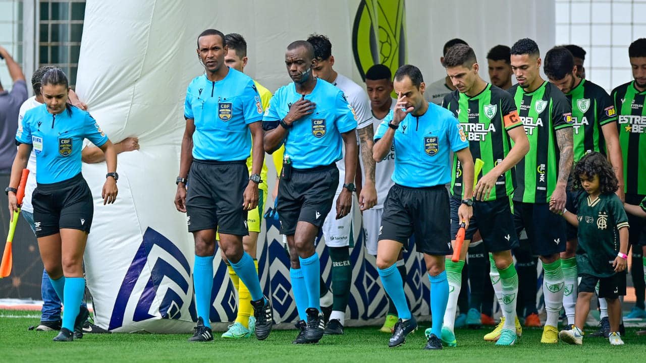 Arbitragem do jogo entre América e Goiás (foto: Mourão Panda / América)
