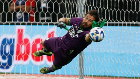 Cavichioli, goleiro do América, em jogo contra o Bragantino pela Sul-Americana (foto: AFP)