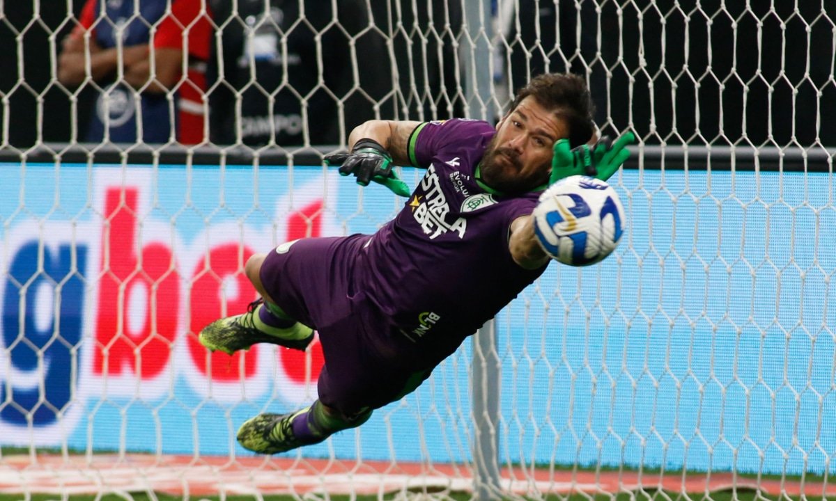 Cavichioli, goleiro do América, em jogo contra o Bragantino pela Sul-Americana (foto: AFP)