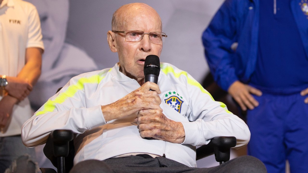 Zagallo com microfone (foto: LUCAS FIGUEIREDO/CBF)