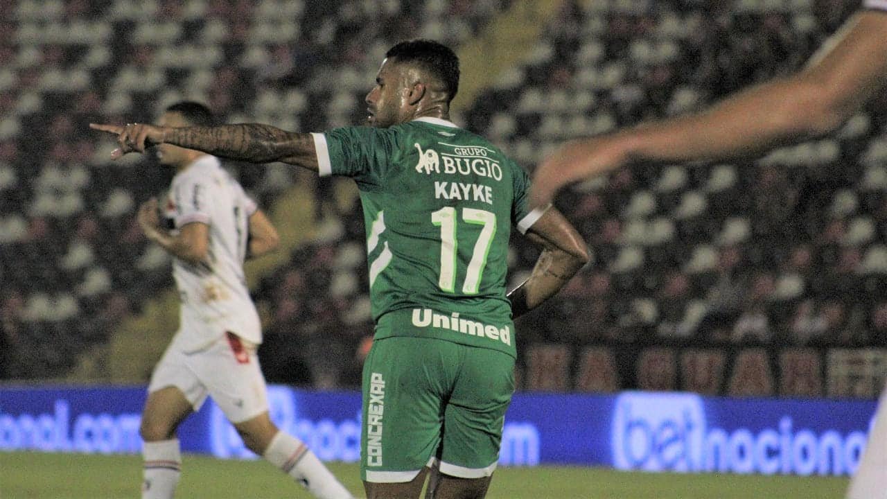 Kayke com a bola do jogo (foto: Reprodução Twitter da Chapecoense)