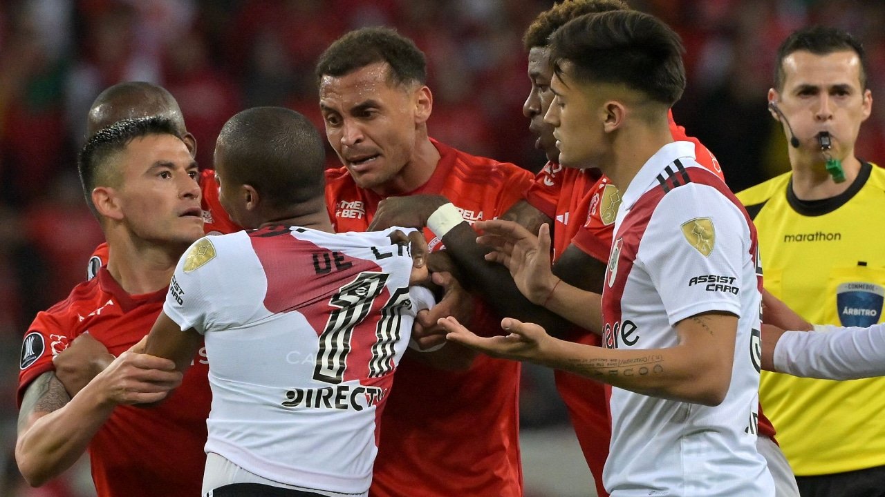 Inter e River jogando (foto: NELSON ALMEIDA / AFP)