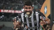 Diego Costa com a medalha de campeão da Copa do Brasil (foto: Pedro Souza / Atlético)