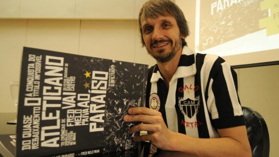 Fred Melo Paiva mostra seu livro sobre crônicas do Atlético (foto: Jair Amaral/EM/D.A Press)