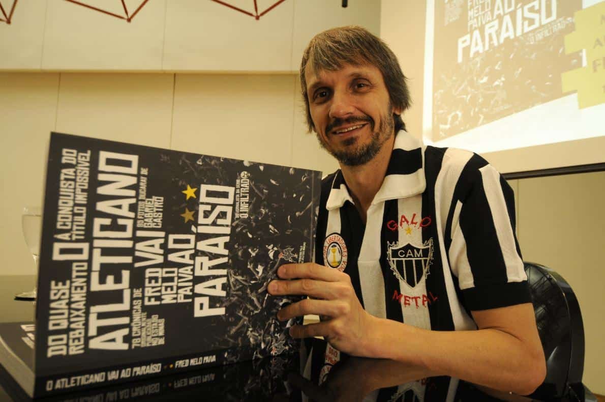 Fred Melo Paiva mostra seu livro sobre crônicas do Atlético (foto: Jair Amaral/EM/D.A Press)