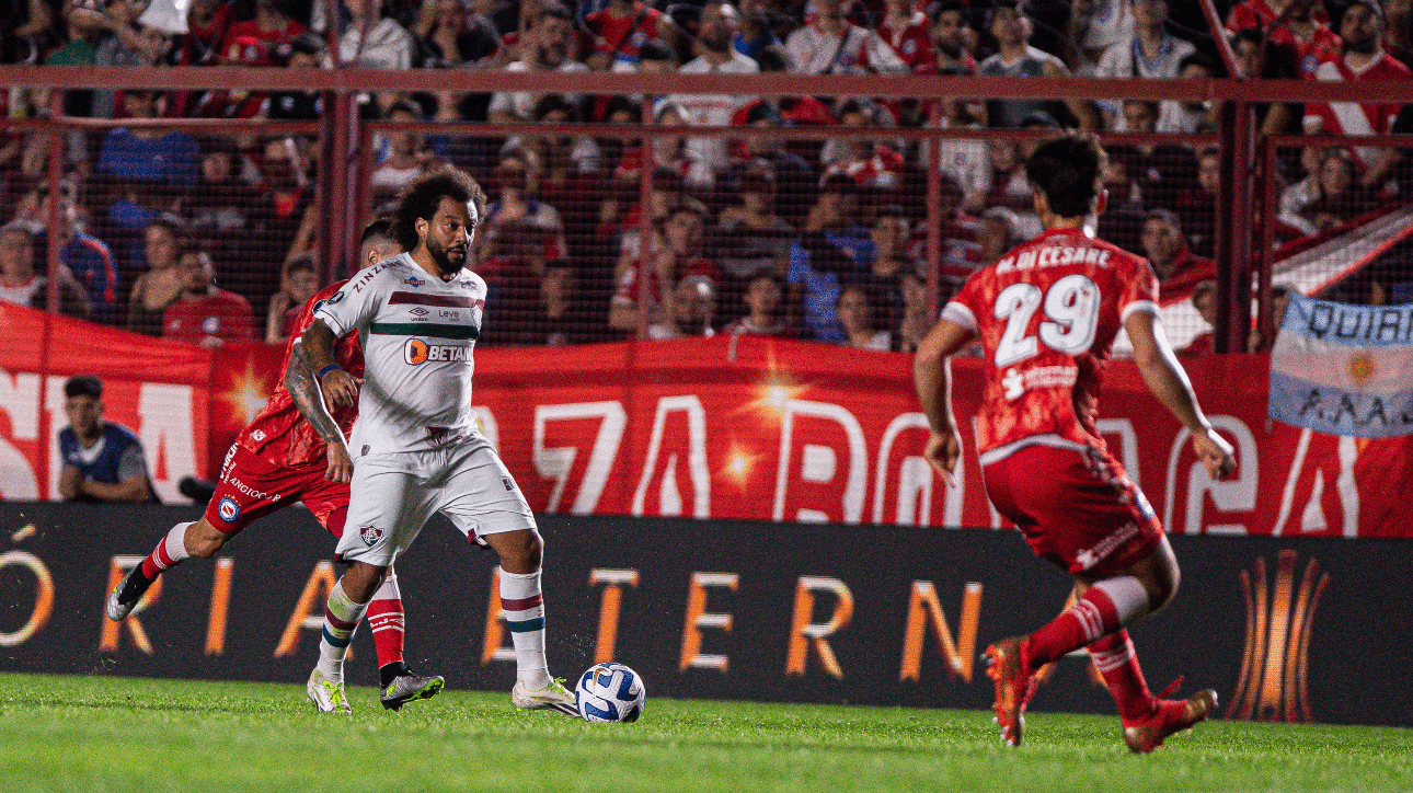 Marcelo e jogador do Argentino Juniors durante partida (foto: Marcelo Gonçalves/Fluminense FC)