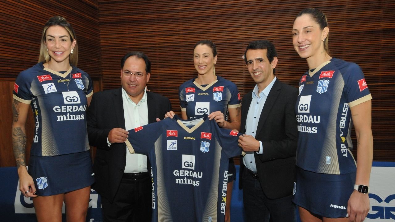 Da esquerda para a direita: Thaisa, meio-de-rede do Minas, Carlos Henrique Martins, presidente do Minas, Carol Gattaz, central do Minas, Gustavo Werneck, diretor-presidente da Gerdau, e Pri Darot, ponteira do Minas (foto: Gladyston Rodrigues/EM/D.A Press)