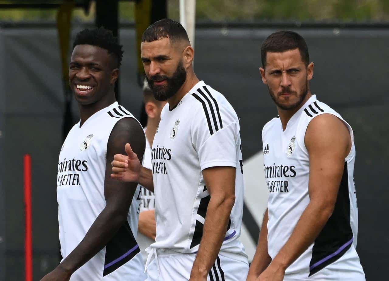 Eden Hazard, Karim Benzema e Vini Jr em treino do Real Madrid (foto: ROBYN BECK/AFP)