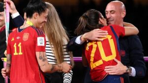 Hermoso abraça Luis Rubiales no pódio da Copa do Mundo Feminina - Crédito: 