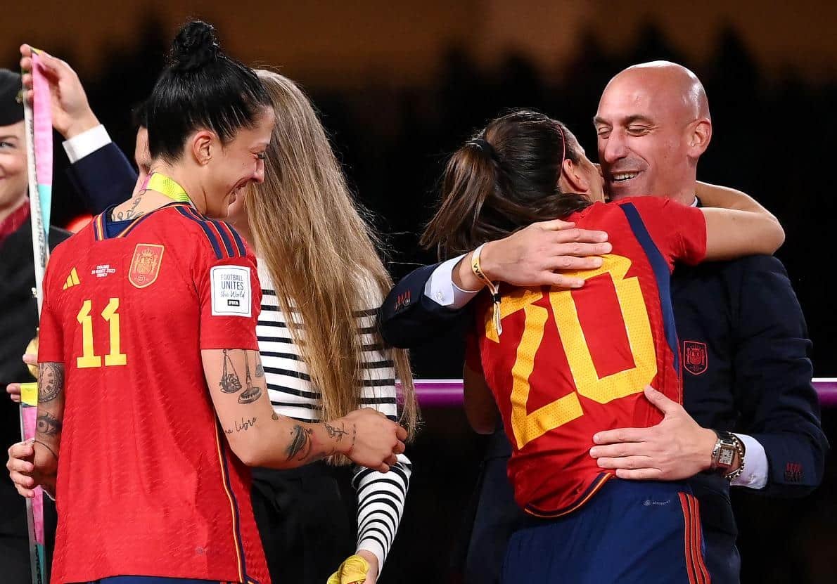Hermoso abraça Luis Rubiales no pódio da Copa do Mundo Feminina (foto: FRANCK FIFE / AFP)