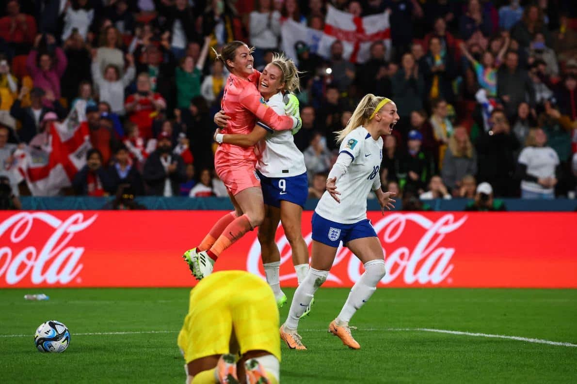 Jogadoras da Inglaterra comemoram vitória sobre a Nigéria na Copa do Mundo (foto: Patrick Hamilton / AFP)