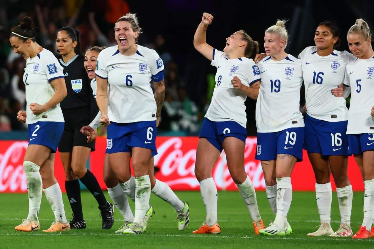 Jogadoras da Inglaterra comemoram vitória sobre a Nigéria na Copa do Mundo
