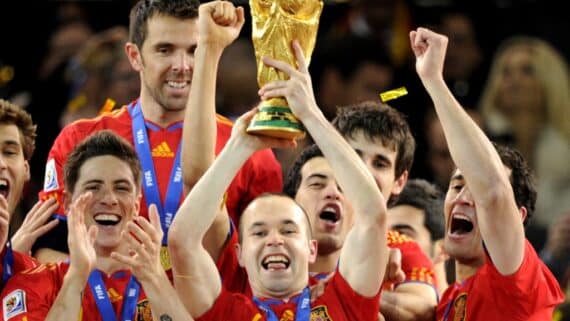 Iniesta, em comemoração na Copa do Mundo de 2010 (foto: Javier Soriano/AFP)