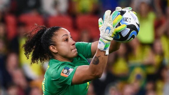 Leticia, goleira da Seleção, faz defesa (foto: FRANCK FIFE/AFP)