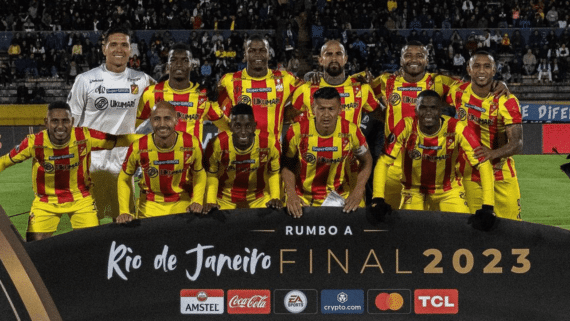 Elenco do Deportivo Pereira antes de partida na Libertadores (foto: Reprodução Instagram)