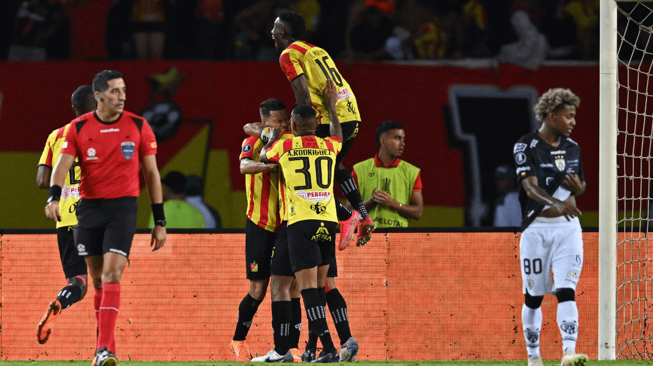 Jogadores do Deportivo Pereira comemorando gol (foto: Raul Arboleda/AFP)