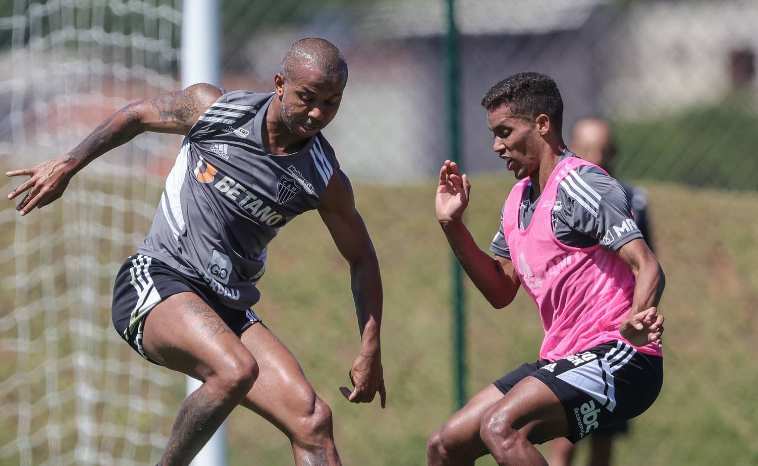 Mariano e Pedrinho durante treino do Atlético (foto: Pedro Souza/Atlético)
