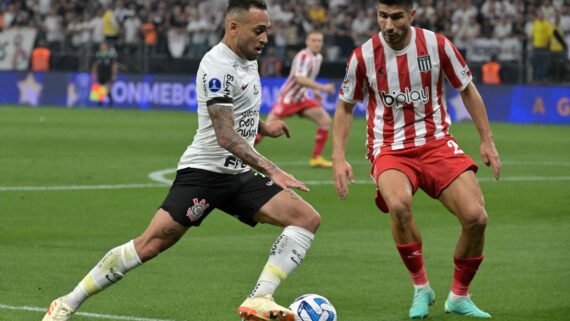 Maycon, do Corinthians, e Lollo, do Estudiantes (foto: Nelson Almeida/AFP)