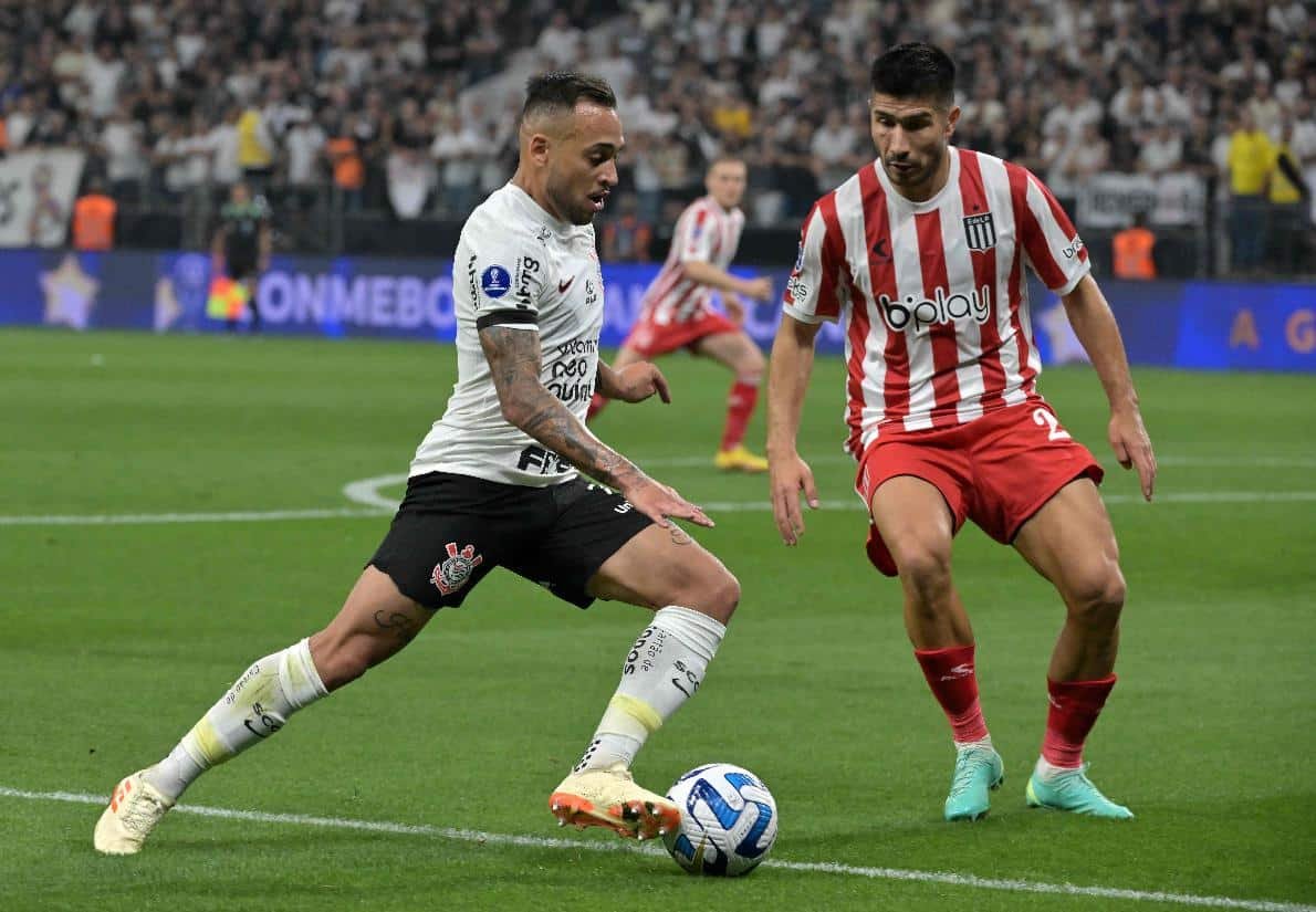 Maycon, do Corinthians, e Lollo, do Estudiantes (foto: Nelson Almeida/AFP)
