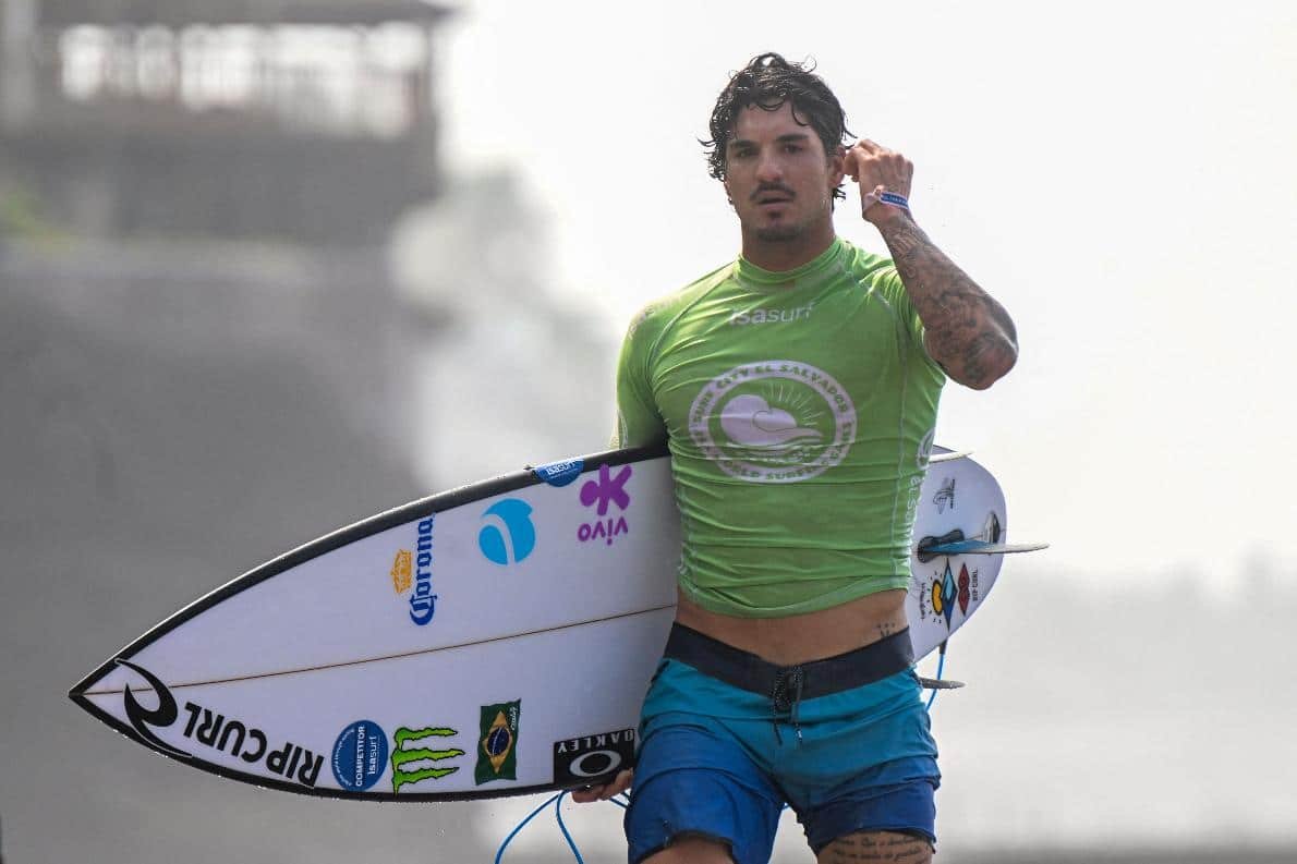 Gabriel Medina com a prancha embaixo do braço (foto: MARVIN RECINOS AFP)