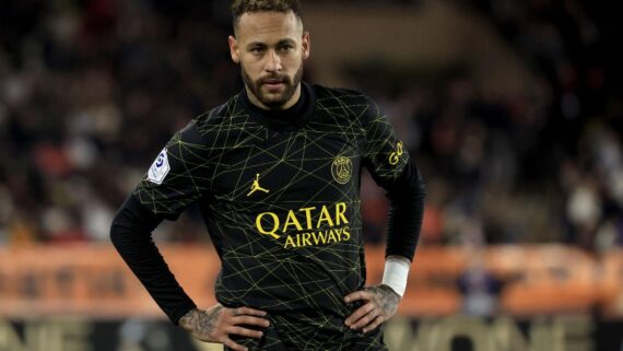 Neymar com a mão na cintura (foto: Valery HACHE / AFP)
