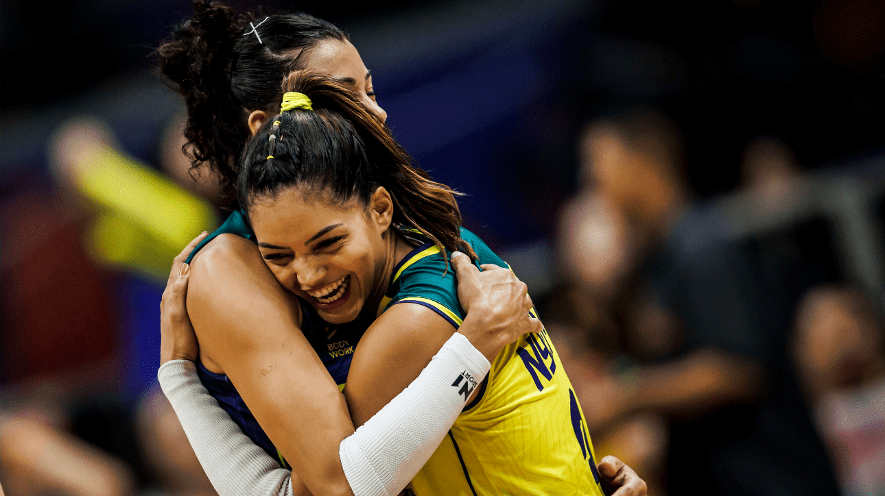 Nyeme abraçando Carol (foto: Reprodução FIVB)