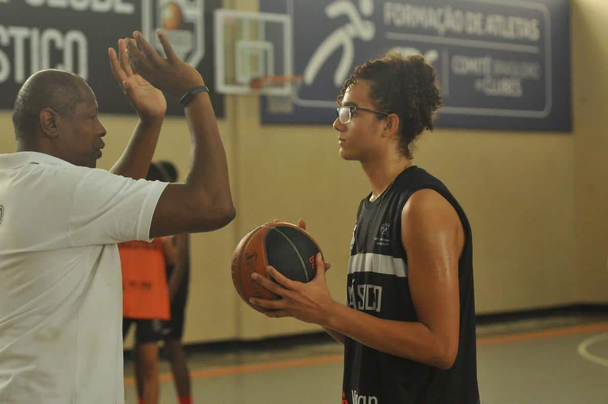Orlando neto, atleta do time de basquete do Ginástico