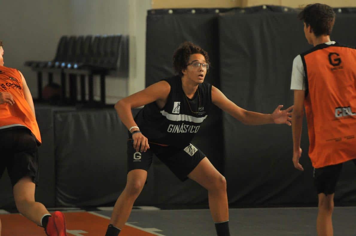 Orlando neto, atleta do time de basquete do Ginástico