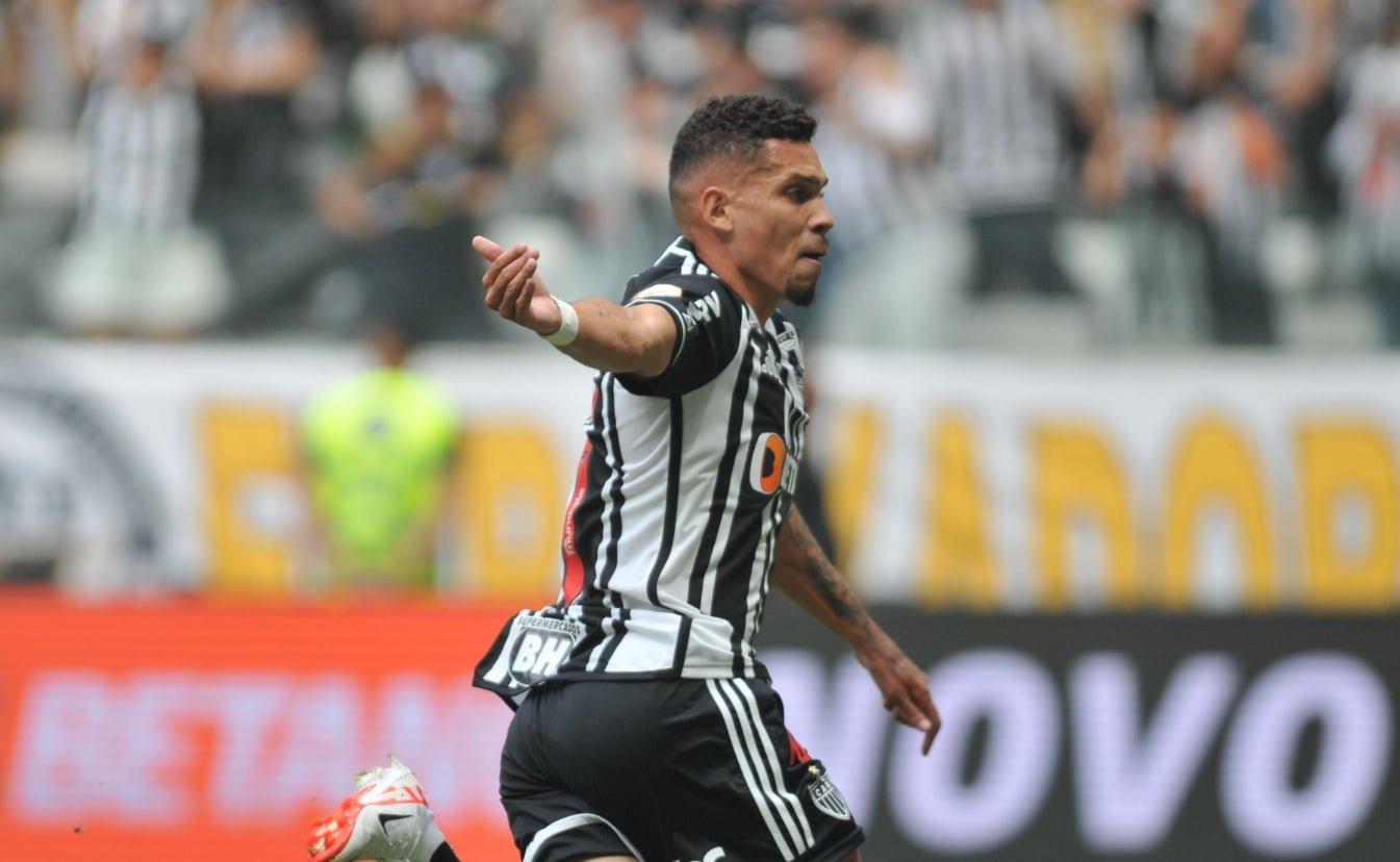Paulinho comemora o primeiro gol do Atlético na Arena MRV (foto: Alexandre Guzanshe/EM/D.A Press)