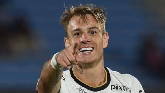 Roger Guedes comemora gol pelo Corinthians (foto: DANTE FERNANDEZ/AFP)