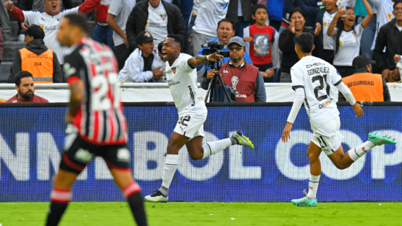 Jogadores do LDU comemorando gol sobre o São Paulo (foto: Rodrigo Buendia/AFP)