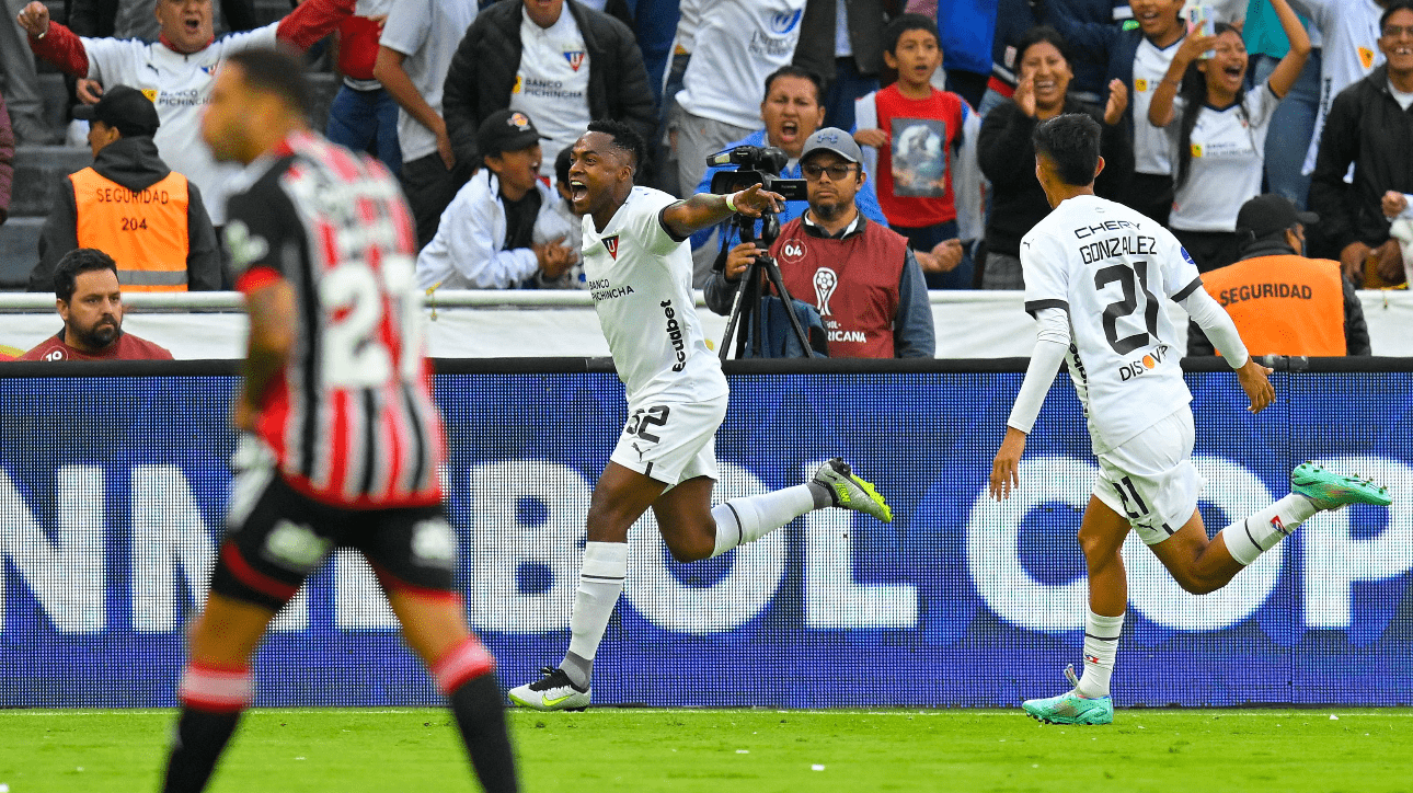 Jogadores do LDU comemorando gol sobre o São Paulo (foto: Rodrigo Buendia/AFP)