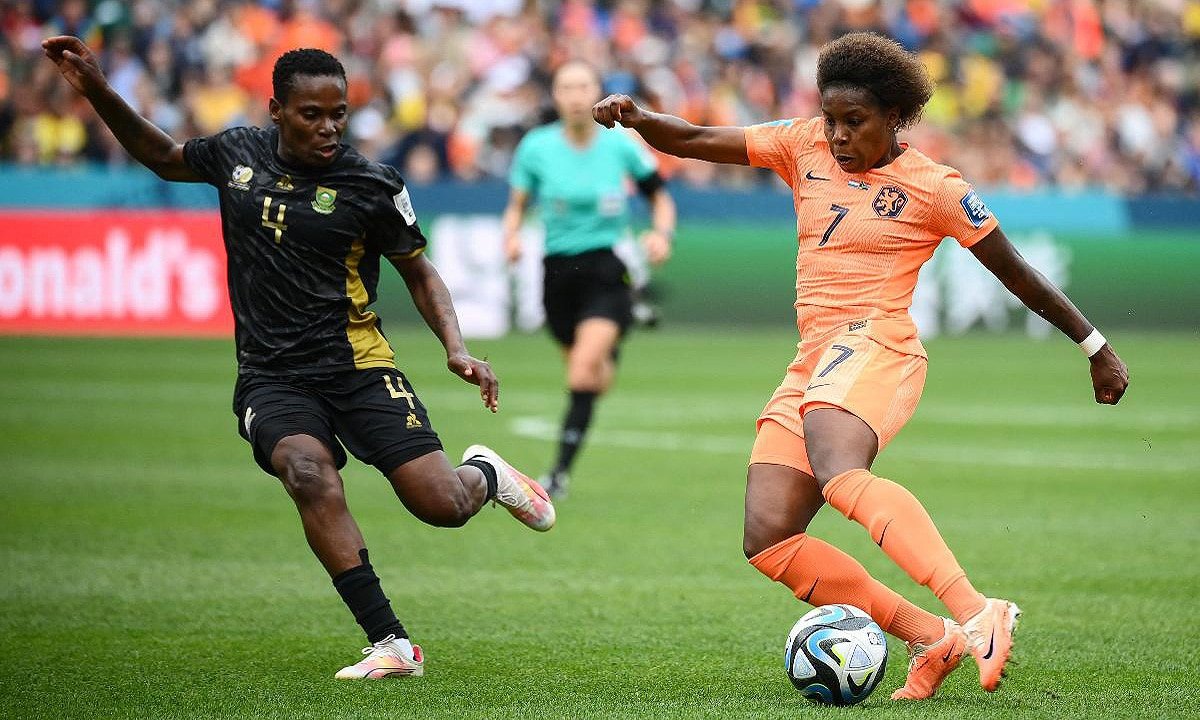 Lance do segundo gol da Holanda contra a África do Sul (foto: FRANCK FIFE/AFP)