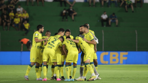 Jogadores do Mirassol reunidos no centro do campo (foto: Marcos Freitas/Agência Mirassol)