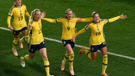 Jogadoras da Suécia comemoram gol na Copa do Mundo Feminina (foto: Saeed KHAN / AFP)