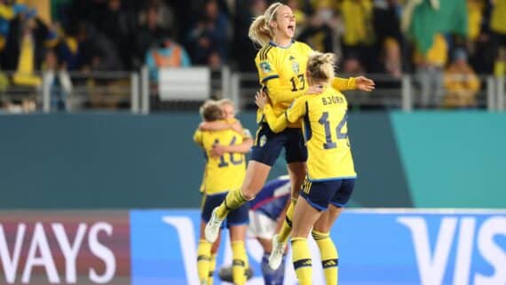 Suecas comemoram vitória sobre o Japão (foto: Michael Bradley / AFP)