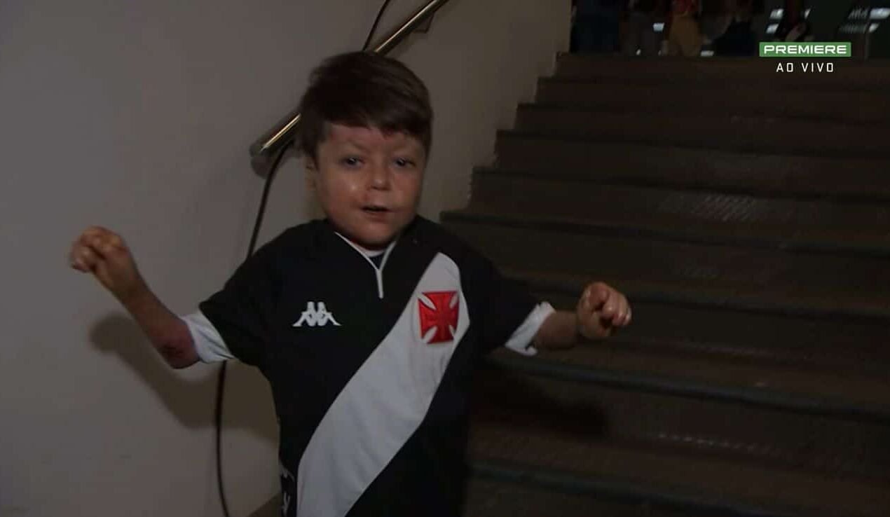 Guilherme Gandra Moura, torcedor mirim do Vasco, entrou em campo com Gabriel Pec (foto: Reprodução)