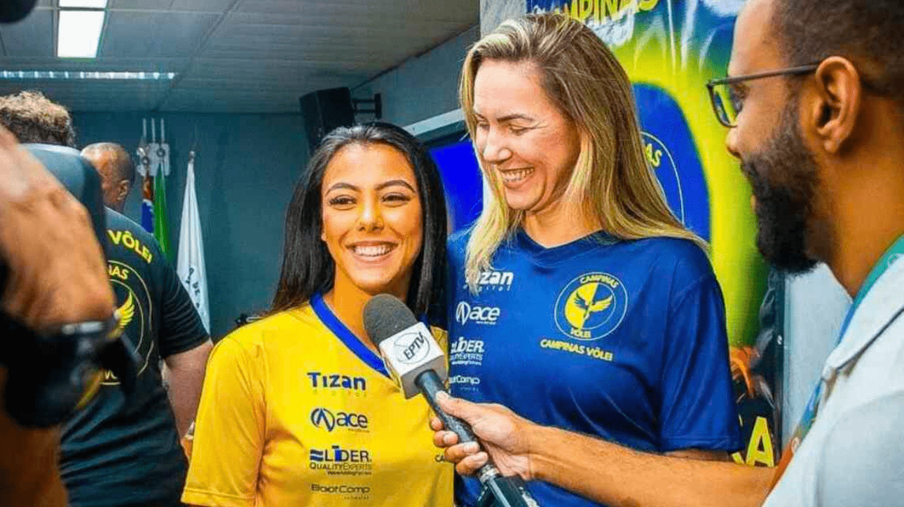 Andressa, líbero, ao lado da mãe Fabíola, levantadora (foto: Vanderlei Duarte/EPTV)