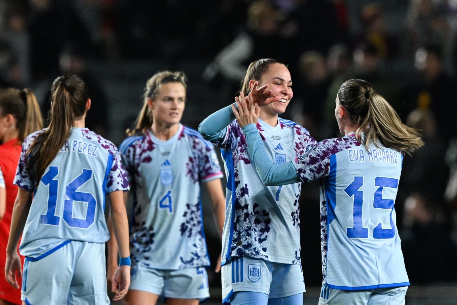 Jogadoras da Espanha comemorando vitória em cima da Suíça na Copa do Mundo Feminina - Classificação às quartas de final (foto: Saeed Khan/AFP)