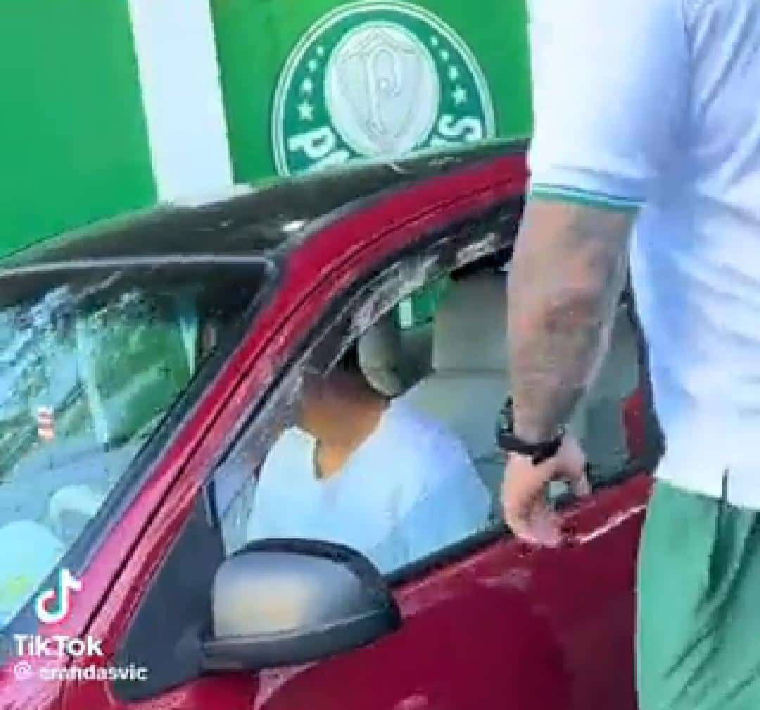 Rony em um celta vermelho (foto: Reprodução)