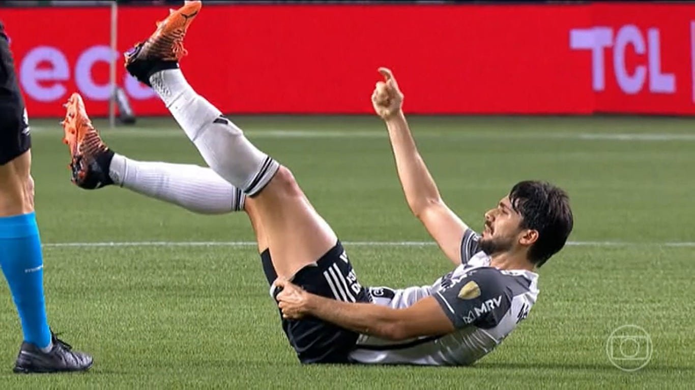 Igor Rabello, do Atlético, com dores na coxa esquerda (foto: Reprodução/Globo)