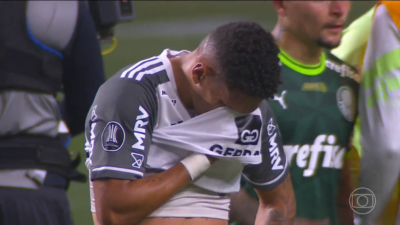 Paulinho chora após eliminação do Atlético na Libertadores - (foto: Reprodução/TV Globo)