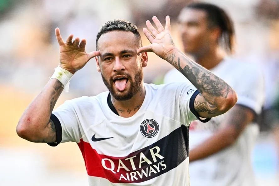 Neymar em comemoração com a camisa do PSG (foto: Anthony Wallace/AFP)