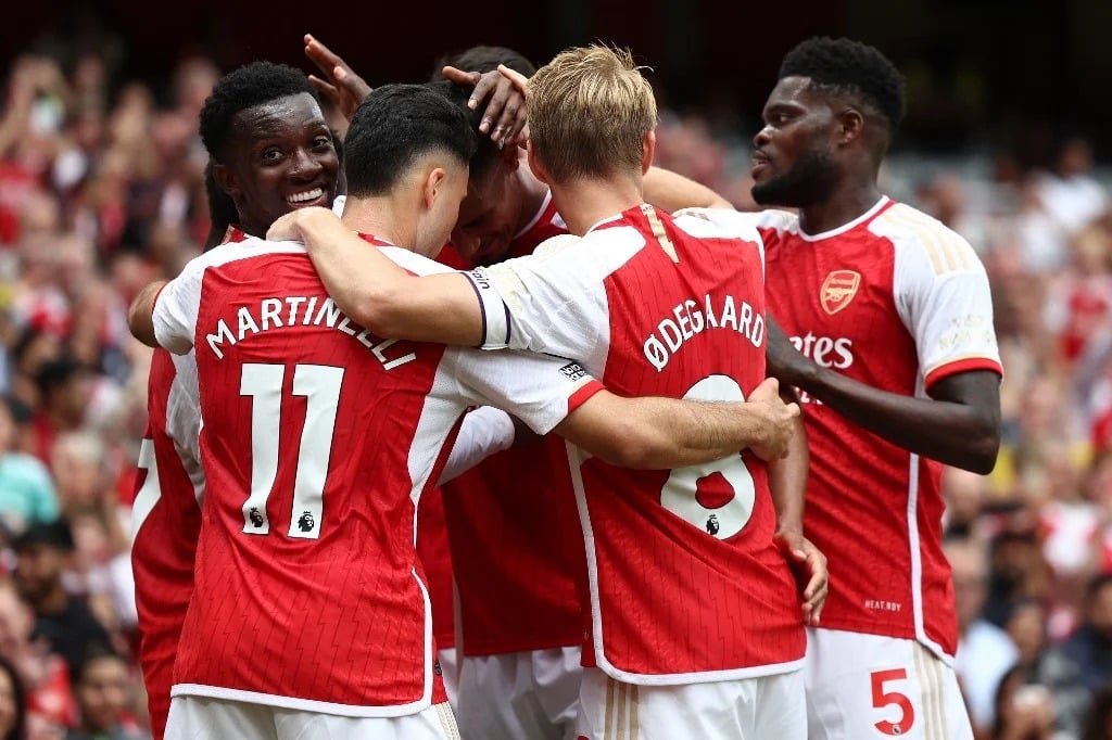 Arsenal comemorando vitória no Campeonato Inglês (foto: Henry Nicholls/AFP)