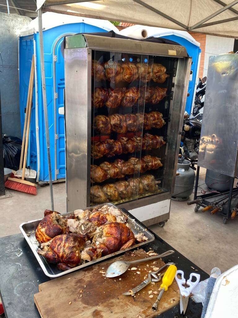 Torcedores do São Paulo distribuíram frango assado no Morumbi, antes do jogo contra o Botafogo, para provocar o rival Corinthians (foto: Reprodução)