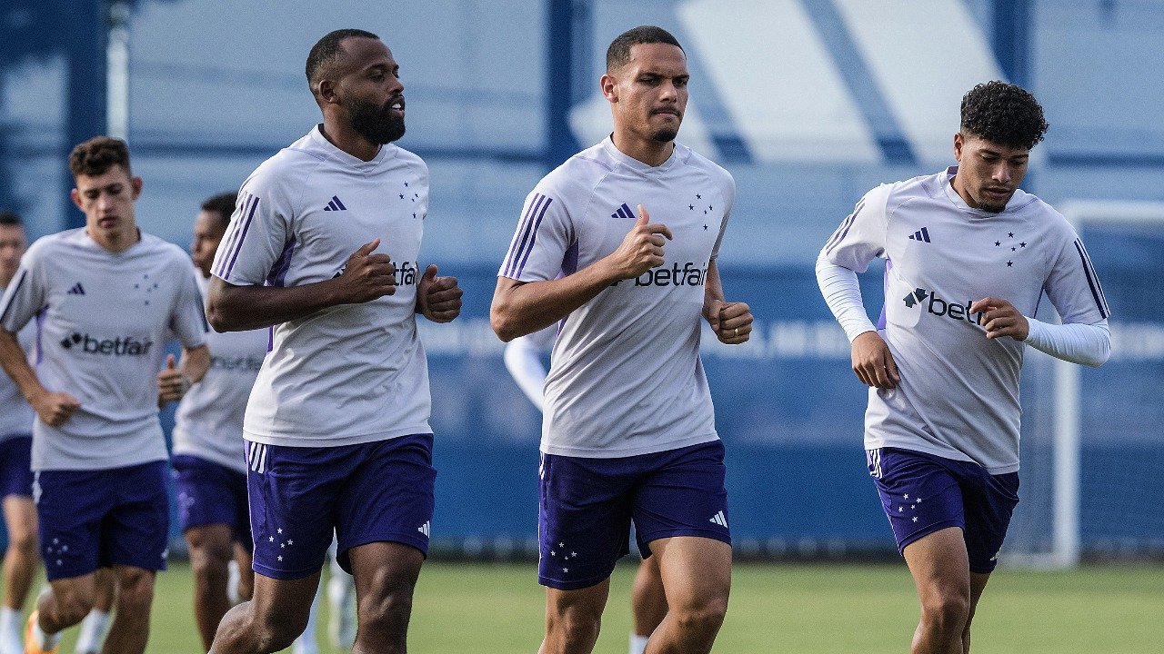 Jogadores do Cruzeiro treinando na Toca da Raposa (foto: Gustavo Aleixo/Cruzeiro)
